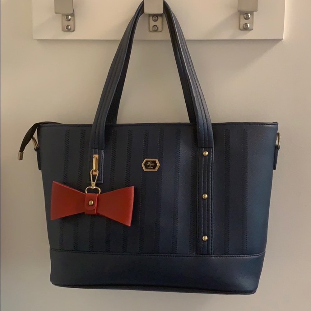NEW!!! MEDIUM LYN SHOULDER HANDBAG